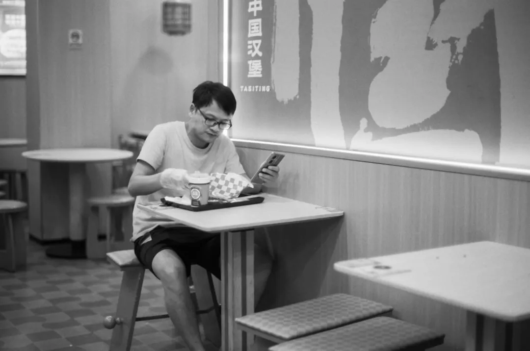 重庆雯语宁数码印花T恤定制：班服制作中的色彩还原度解析封面图
