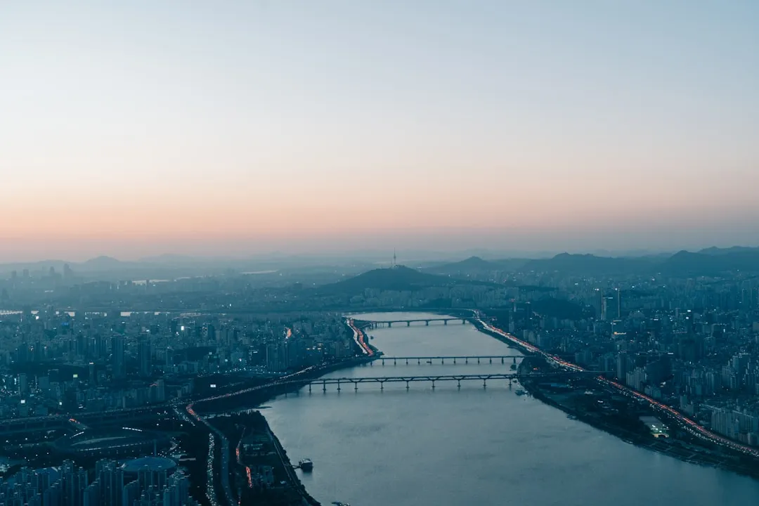 数码印花与丝网印花在T恤定制中的工艺差异与适用场景解析