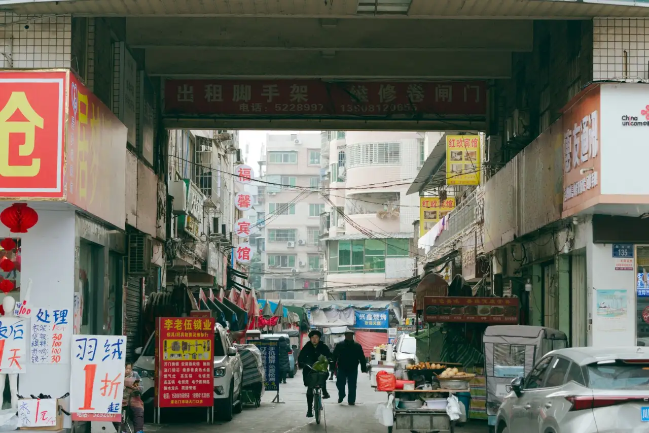 2025年团体服装加工行业趋势：数码印花与T恤定制的新方向