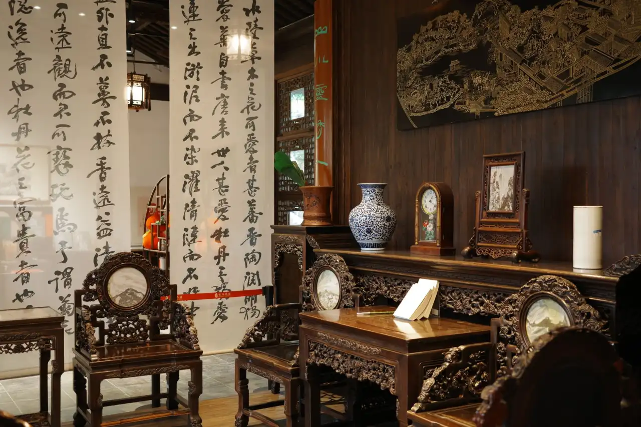 数码印花与传统丝网印花在T恤定制中的工艺对比与适用场景分析